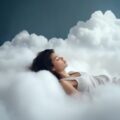 Frau schläft auf Wolken
